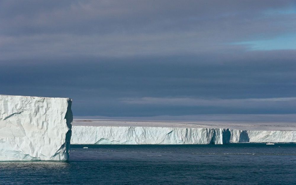 Ледовая шапка Austfonna на острове Nordaustlandet (Северо-Восточная Земля). Архипелаг Svalbard (Шпицберген), Норвегия.