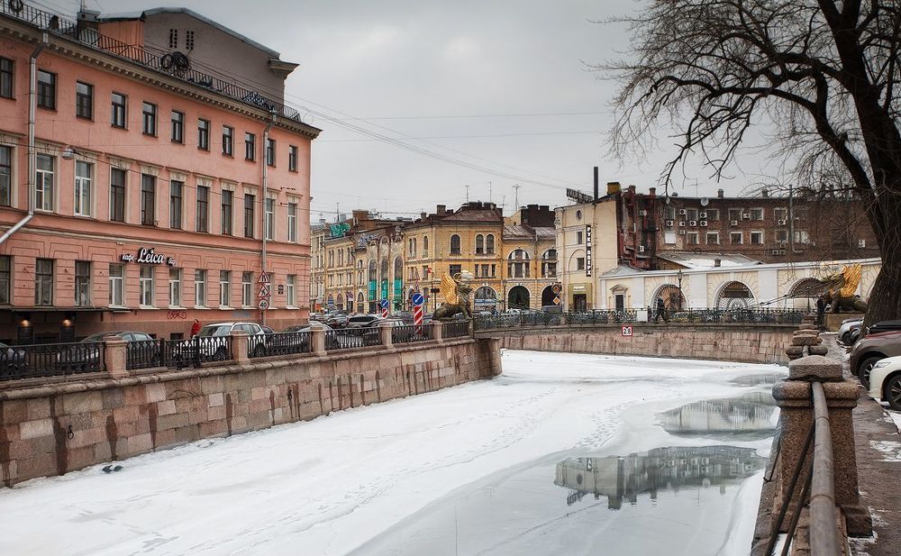 шестое марта в городе на Неве..