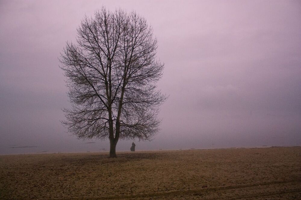 На краю.