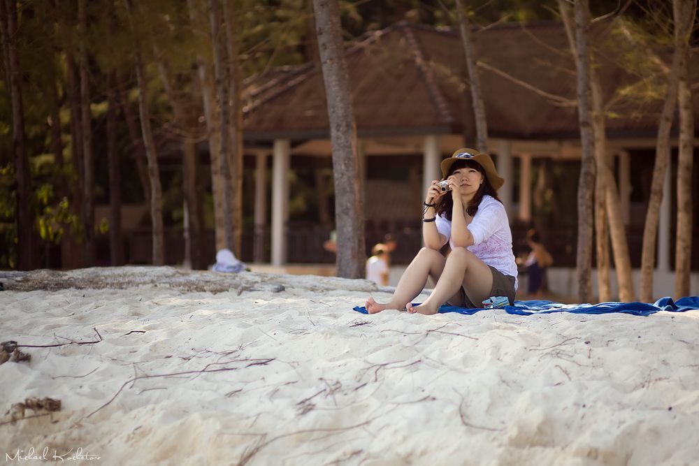Bamboo island.
Остров Бамбу (Баунти). Небольшой остров с восхитительным пляжем белого песка, потрясающей по своей прозрачности, чистоте и цвету воды. Пальмовые и хвойные рощи разделяют остров на 2 части. По острову ходят вараны.