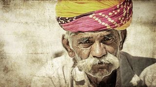 Бравый старичок возле священного озера в Пушкаре. Символизирующие солнце серьги в ушах обозначают принадлежность к касте воинов, кшатриям.
Хотел сделать ЧБ, но решил, что черно-белить такой тюрбан будет кощунственно.