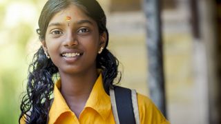 Детеныш девочки - школьницы в Алапуже, штат Керала. Алапужа - это сотни крохотных островков, разделенных проливами от нескольких метров до километра в ширину. Дорог там нет, добираться до школ, храмов и магазинов приходится на лодках. А вот чего там полно, так это змей - я за день насчитал штук тридцать, в том числе кобр, гадюк Рассела и других любимых мною рептилий.