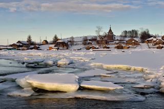 Просто речка. Видно насколько упал уровень воды.
