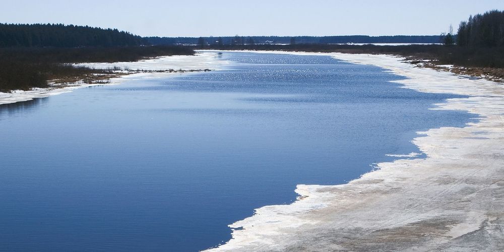 03 А здесь лёд создал великолепную оправу синей открытой воде