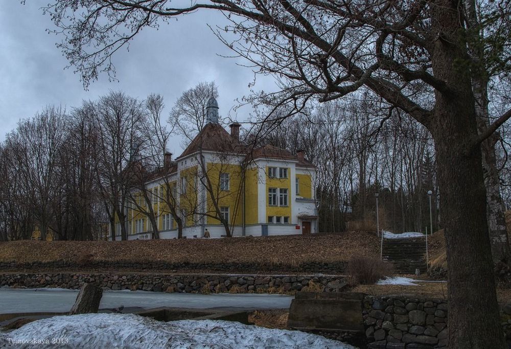 Кексгольмский приют. (город Кексгольм (Приозерск, Ленинградская область), 1890) 
На фото двухбашенное здание Кексгольмского приюта. 
"Кексгольмский приют (как официально называлась психлечебница) открылся в 1890 году. наличие в Кексгольме психлечебницы с ее мрачными тайнами оказывало несомненное влияние на жизнь горожан. Когда в Сенате обсуждался вопрос о строительстве новой железной дороги на Карельском перешейке, некоторые депутаты говорили, что незачем вести линию через Кексгольм, где живут одни сумасшедшие или, на худой конец, слабоумные." (из книги А.Лихого и А.Дмитриева "Приозерская земля. История и культура")