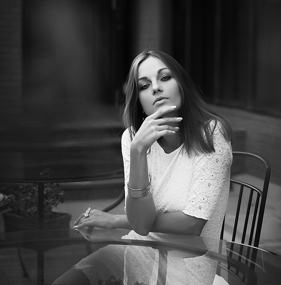 B&W