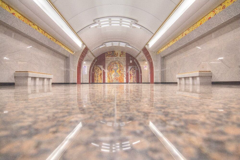 "Бухарестская"-Станция &laquo;Бухарестская&raquo; - пилонного типа, глубокого заложения. Подземный вестибюль построен по проекту архитекторов Д. А. Бойцова, О. В. Рязанцевой и М. Ю. Мартыновой. Пилоны и путевые стены облицованы белоснежным мрамором. Полы выстелены полированным гранитом, добытым на одном из российских месторождений. В торце станции располагается декоративное смальтовое панно &laquo;Осень в парке&raquo;, изготовленное в мастерской Российской Академии художеств (художник А.К. Быстров).
