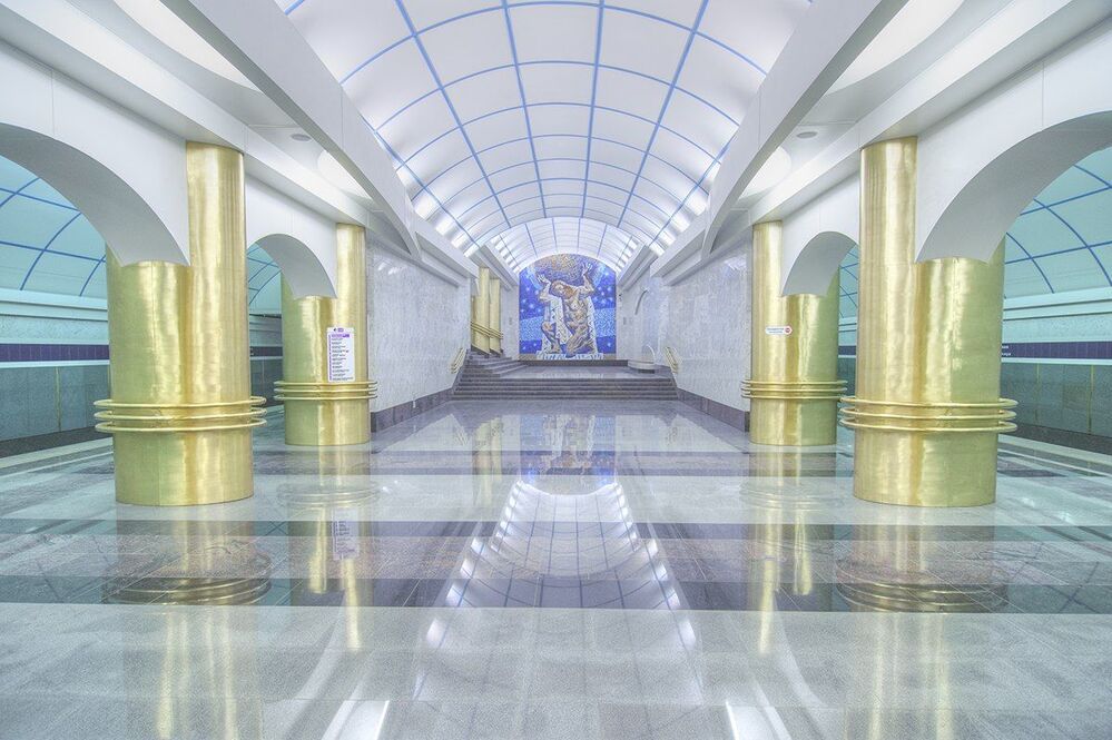 "Международная"-Художественным акцентом внутреннего пространства вестибюля является фриз-панно, выполненное в мастерской Российской Академии художеств (художник А.К. Быстров). На смальтовом панно изображен традиционный символ Петербурга - Атлант. Путевые стены облицованы белым мрамором, полы - серым гранитом.