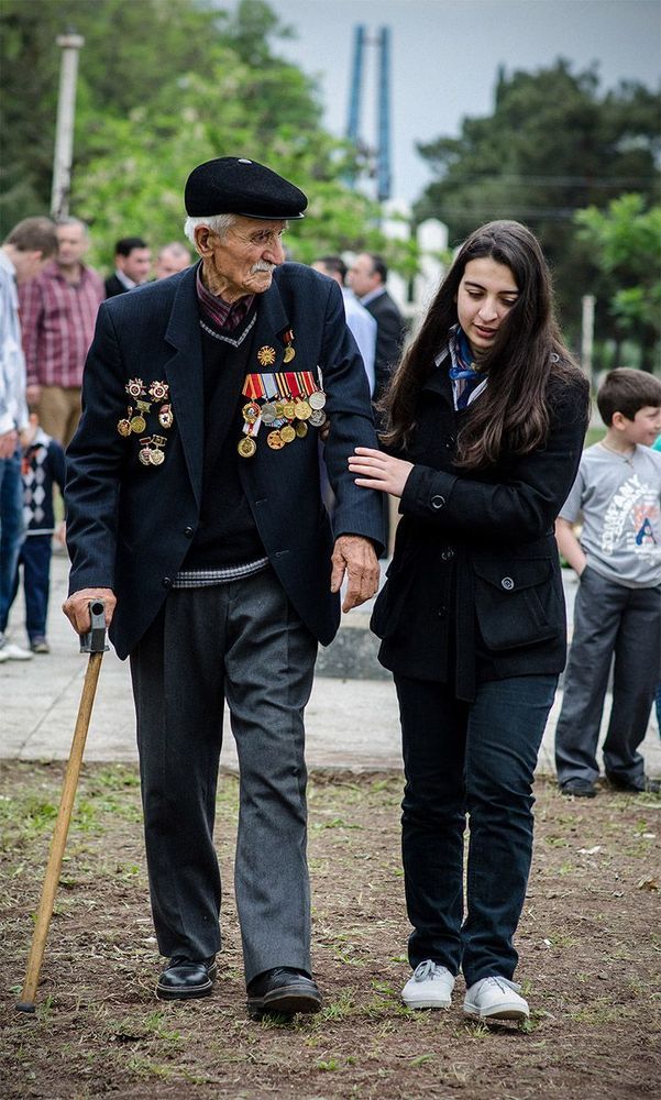 Самый счастливый Ветеран он был с внучкой!Это было очень трогательно!Остальные казались брошенными в их глазах не было ничего тока пустота смотреть на это было очень обидно что о них все позабыли