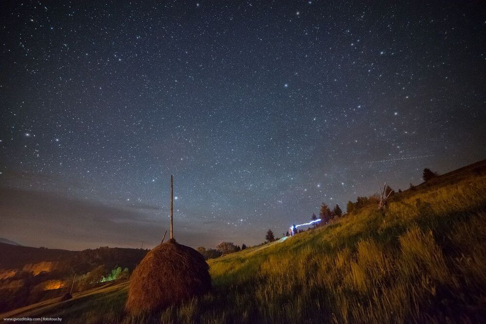 Фото со стогом, фотографами и поражающей их молнией )