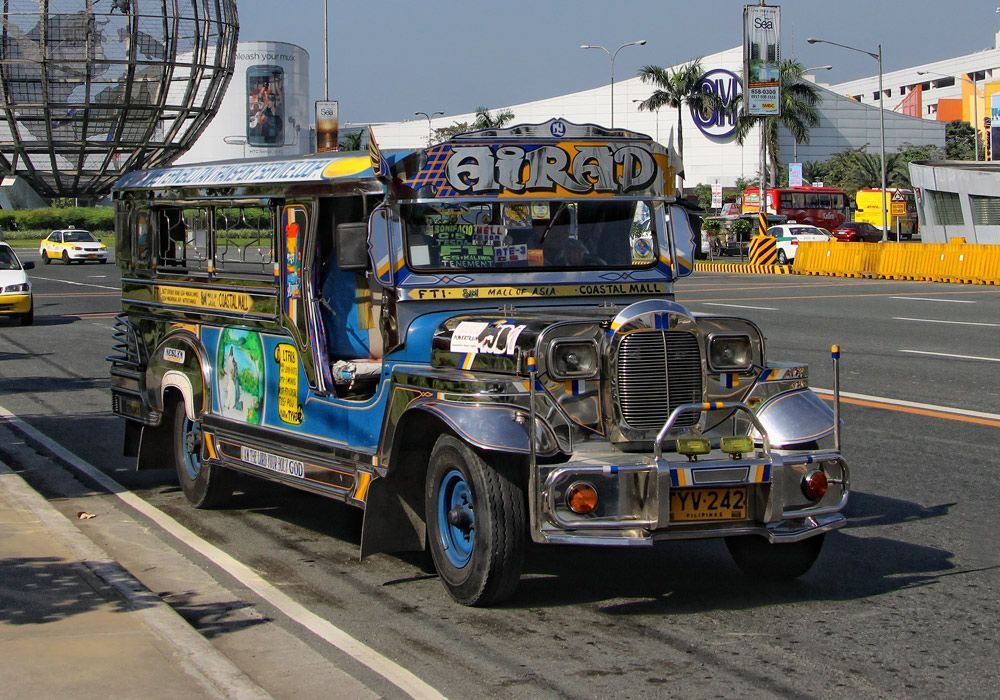 "Про джипни".

"Джипни" (Jeepney). От американской армии стране достался в наследство парк хорошо сохранившихся армейских джипов. После соответствующего тюнинга, они превратились в средство общественного транспорта, что-то среднее между автобусом и маршруткой. Каждый владелец реализует собственный дизайн, и каждая машинка украшена по своему, как будто над ней долго-долго трудились.
