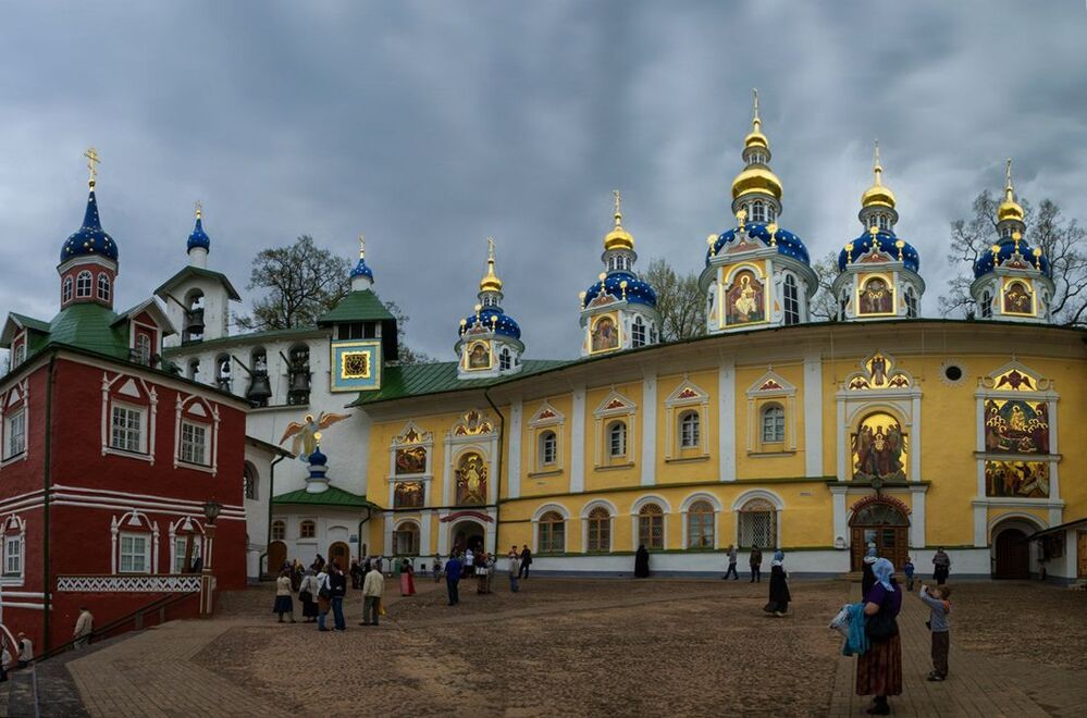 Панорама из девяти вертикальных кадров.