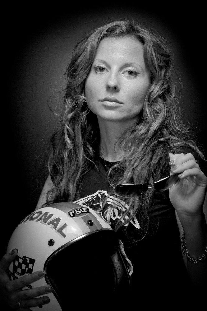 Елена.
"Сегодня я работаю в строительной области, в прошлом - госслужба и военная сфера... Мне нравится пробовать что-то новое, это всегда развитие и непременно сопровождается знакомствами с интересными, а иногда уникальными людьми. Как многие девушки, люблю красивые наряды и прочие девичьи радости и,в принципе, мотоциклами особенно никогда не интересовалась. Мой роман с байком начался в 2007 году, после знакомства с моим будущим мужем. Именно он сумел открыть для меня этот особенный мир. Честно говоря, не рассматриваю байк, как средство передвижения по Москве... Опасно, пыльно, да и погода у нас благоволит к катанию не так часто. Возможно, это чисто женский взгляд..А вот путешествовать по теплым странам на Харлее - это да!!! Для меня - это единение с природой, воздухом, морским бризом... Какой-то необъяснимый восторг! Видение мира по-особенному, по-настоящему! Езда на байке-это обострение всей гаммы чувств, которое хочется ощущать снова и снова!"