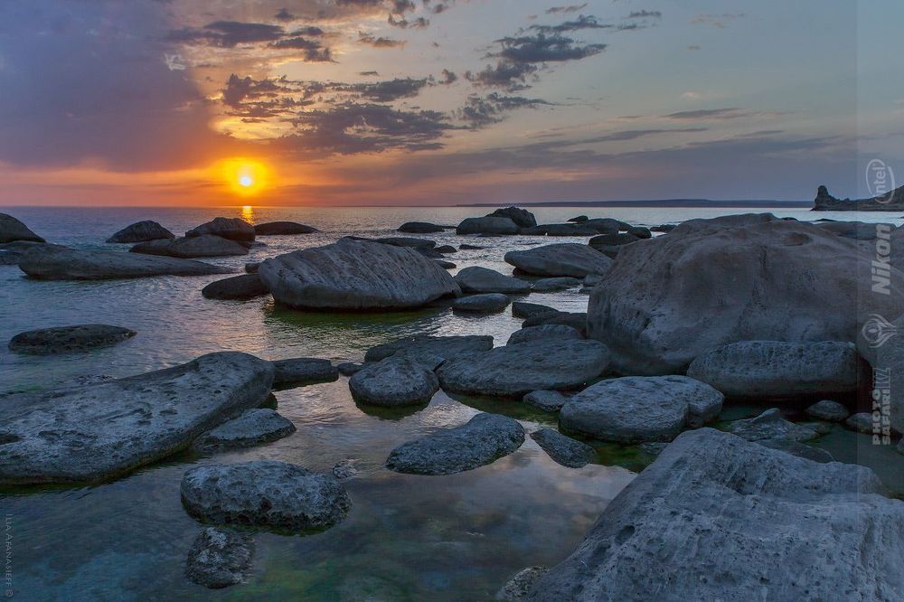 10 (десятое) место: Каспий, Голубая бухта. Полуостров Мангышлак - это сотни километров каменистого каспийского побережья, бессчетное количество километров пустыни, и&hellip; золотистые песчаные пляжи. Одна из таких жемчужин - Голубая бухта.