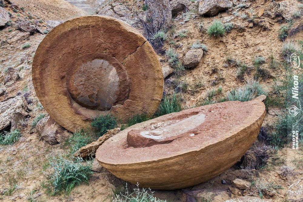 5 (пятое) место: Поле шаровых конкреций Торыш. По одной из местных легенд, на Мангистаускую землю пришли полчища врагов, как саранча покрыв землю. Местные жители простерли руки к небесам в молитве о помощи и были услышаны. Небеса разверзлись ливневыми потоками, громом и молниями. В один миг все враги превратились в камни. Так появились на Мангистау бесконечные поля и гряды необычных каменных образований &ndash; шаровидных конкреций.