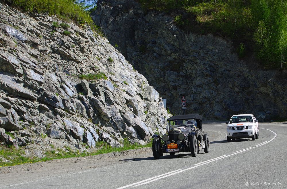 №99 1940 - Bentley MKVI Special 5,7L. Anton Gonnissen(B) / Inge Willemen(B).
10/7 место. 
Сзади на Nissan Navara экипаж №20 Jan De Clerck(B) / Jan Imschoot(B), оставивший в Монголии свой сломавшийся Delage D6 Tourer 1933 года.