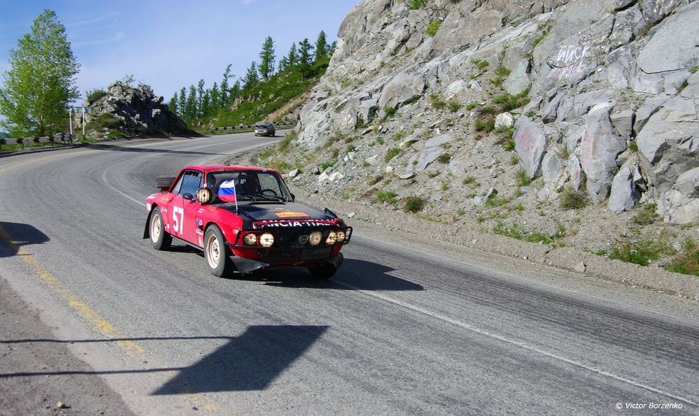 Итальянцы в России. И с российским флагом. №57 1971 - Lancia Fulvia Coupe 1,3L. Gianmaria Aghem(I) / Piergiovanni Fiorio Trono(I).
8/5 место. Почти всю дистанцию шли с минимальным отрывом от Москвича.