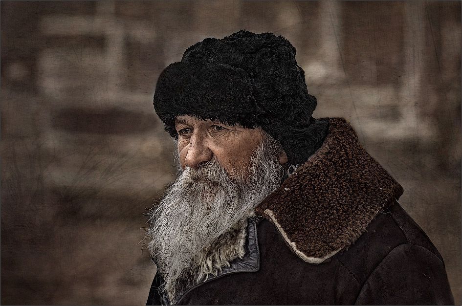 Былое и думы...

  А годы... тихо уплывают,
 Соткав для нас вуаль морщин...
 Лишь сединой напоминают,
Что жизнь - одна!
И шанс - один!
