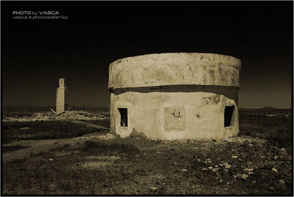 Площадка 3Д (краткая историческая справка).

Площадка 3Д не имела отношения к полигону, хотя территориально и располагалась на нем. Это был НИП-3 Военно-космических сил, позже переименованный в ОКИК-44, один из отдельных командно-измерительных комплексов, разбросанных по всей территории СССР. С их помощью производилось управление космическими аппаратами и прием телеметрии. Безусловно, 3Д была одной из самых оснащенных площадок из всех ОКИКов. По размаху с ней могли тягаться только Щелково-7 (ОКИК-14) и Евпатория (НИП-16, он же ЦДКС, вообще монстр, там, к примеру, среди прочего оборудования были 2 системы, состоящие из 8 шестнадцатиметровых &laquo;тарелок&raquo;, смонтированных на общем ОПУ, так называемая антенна дальнего космоса АДУ-1000, предназначенная для работы с аппаратами, запускаемыми на Марс и Венеру). Позже там дополнительно появилась 72 метровая параболическая антенна РТ-70 (П-2500) с комплексом &laquo;Квант-Д&raquo;, эта система принимала информацию с Марса со скоростью 131 кбит/сек еще в 1980 году.

На площадке 3Д были:

КИС (командно-измерительная система) &laquo;Тамань-База&raquo; с 5 кВт передатчиком и зеркалами диаметром по 12 метров. Смонтирована совместно с КОС (квантово-оптическая система) &laquo;Сажень-Т&raquo;, предназначенной для точного определения орбит с помощью лазерных измерений. Применялась для управления всякими &laquo;Молниями&raquo;, &laquo;Радугами&raquo;, &laquo;Горизонтами&raquo; и прочими спутниками. Комплекс передвижной КИС &laquo;Фазан&raquo;, аналогичной КИС &laquo;Тамань-база&raquo; по основному назначению. Несколько РЛС траекторных измерений &laquo;Кама&raquo; с различными индексами. КПТРЛ (командно-программно-траекторная радиолиния) &laquo;Куб&raquo;, впоследствии модернизированная в НАКУ (наземный автоматизированный комплекс управления) &laquo;Куб-Контур&raquo;, в котором использовались широкополосные шумоподобные сигналы и почти полная автоматизация.