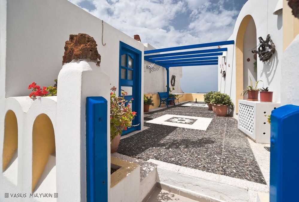 ... лестницы, ступени, горшки, цветы ... Santorini