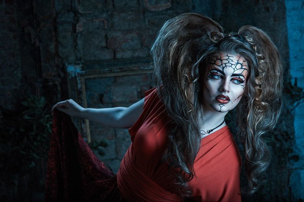 Модель: Марина Зуева http://vk.com/mariska_eva
Локация: Studio Dali
Платье: Hot Piter Style
Визажист: Светлана Полохина: http://m.vk.com/s.polohina
Стилист по прическе: Александр Шевчук: 
http://m.vk.com/alexstylist