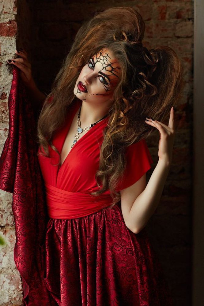Модель: Марина Зуева http://vk.com/mariska_eva
Локация: Studio Dali
Платье: Hot Piter Style
Визажист: Светлана Полохина: http://m.vk.com/s.polohina
Стилист по прическе: Александр Шевчук: 
http://m.vk.com/alexstylist