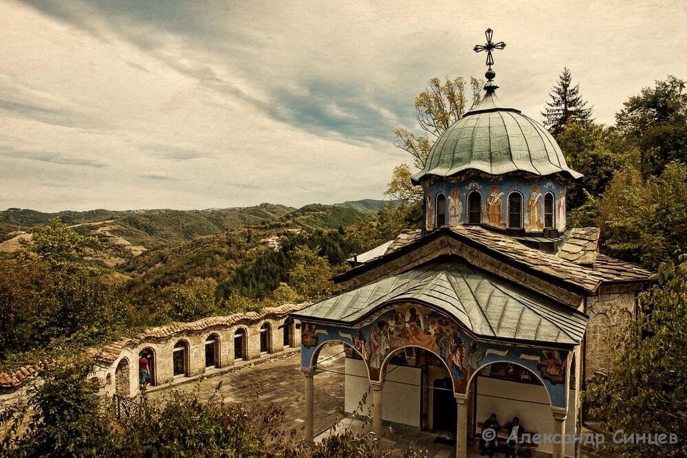 Сокольский монастырь Успения Богородицы , основанный Архимандритом Иосифом Сокольским , расположен в 15 км на юго-восток от Габрово в  Соколовой Пещере .

Осенью 1832 году Иосиф Сокольский и сопровождавший его монах Агапий  выбрали каменную террасу перед Соколовой Пещерой для места основания монастыря. Первая деревянная церковь была установлена в известняковой скале. Строительство было закончено в январе 1833 года, освящение церкви произвел Епископ Илларион Критский (Illarion of Crete) 15-го августа 1834 года.

Современное здание церкви построено в 1834 году. Внешняя и внутренняя отделка, выполненная священником Павелом и его сыном Николаем, закончилась в 1862 году. Иконостас расписан мастерами Трявнинской школы живописи. Знаменитая икона Богоматери с младенцем написана Габровским живописцем Христо Цокевым (Hristo Tsokev). В 1968 году в северной части монастыря открыта красивая часовня с иконами Иисуса Христа и Богоматери работы известного живописца Захария Зографа.