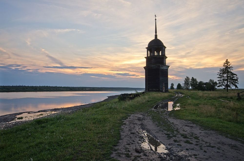 Колокольня на берегу р. Онега...