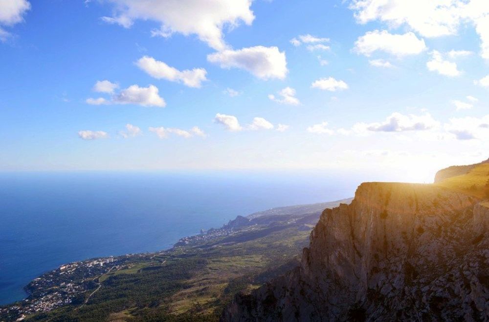 Отошли немного вправо - уже можно наслаждаться видом на Алупку. От туда можно разглядеть Воронцовский дворец.