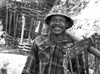 Улыбаются все-дети, старики, женщины, рабочие на рисовых полях, и многие-многие другие