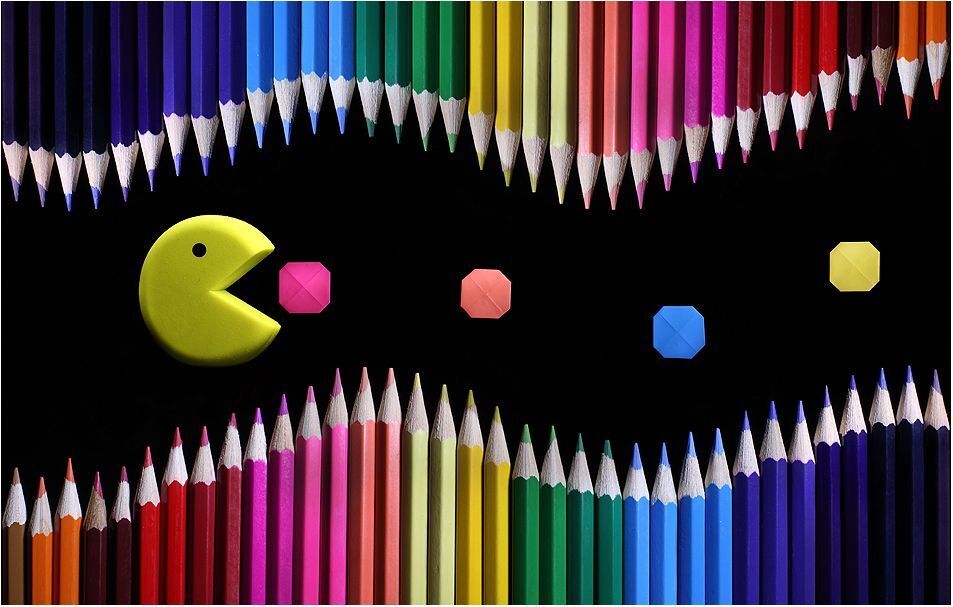 Pacman. Люблю эту игру с детства :-). Сам герой сделан из ластика