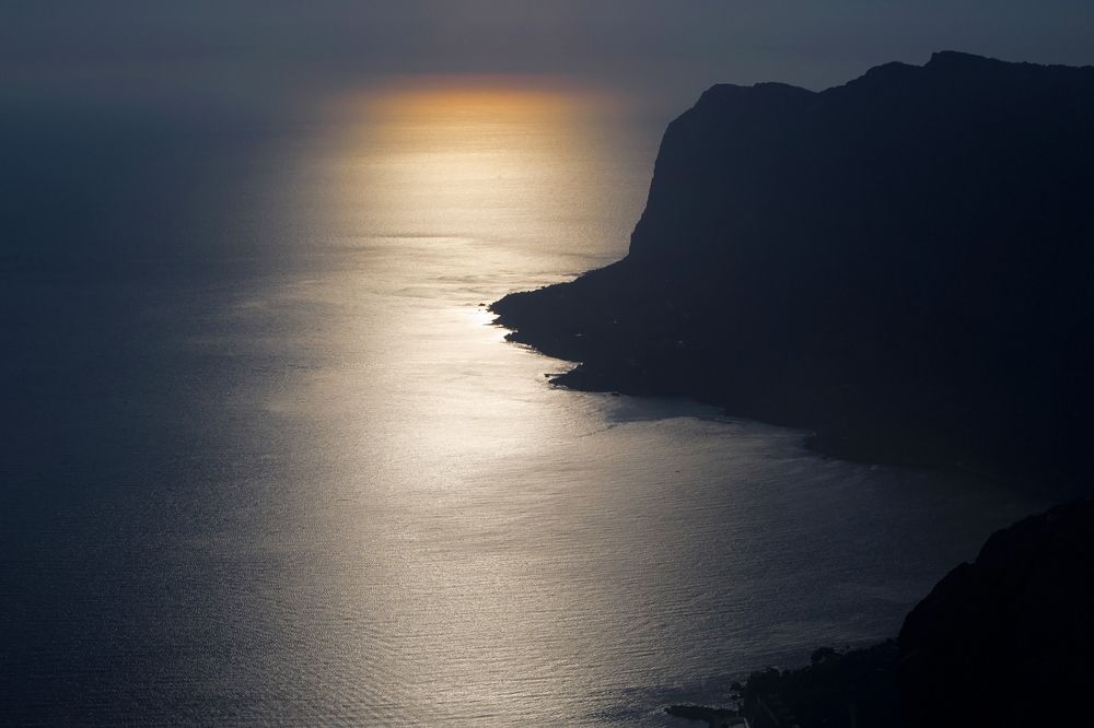 02 Закатная солнечная дорожка, пересекающая бухту Ласпи. Справа &ndash; вершина Куш-Кая и мыс Айя