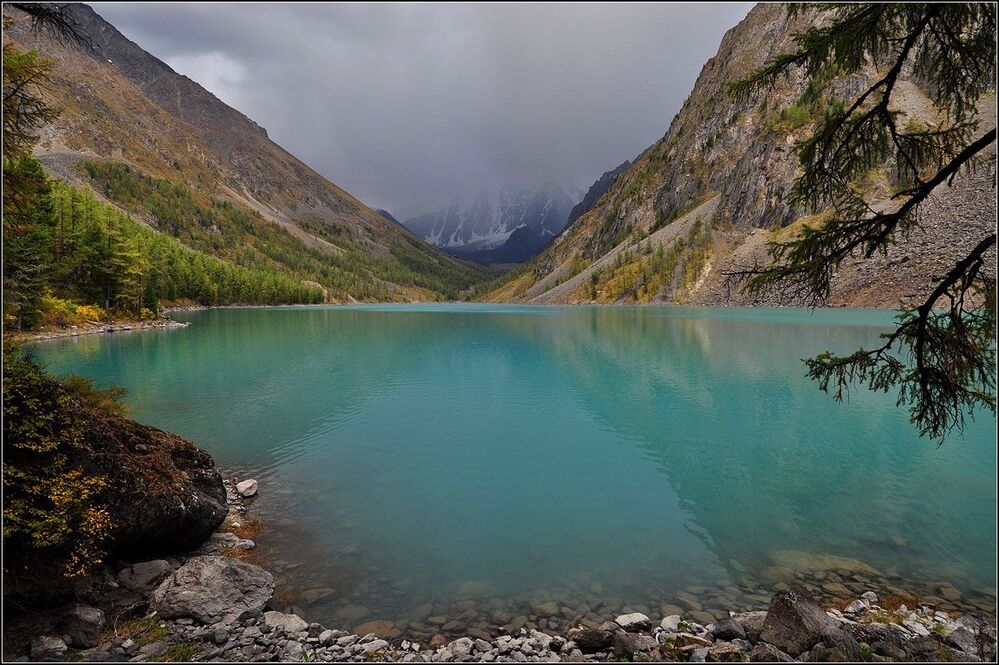 Осень на красивом озере
