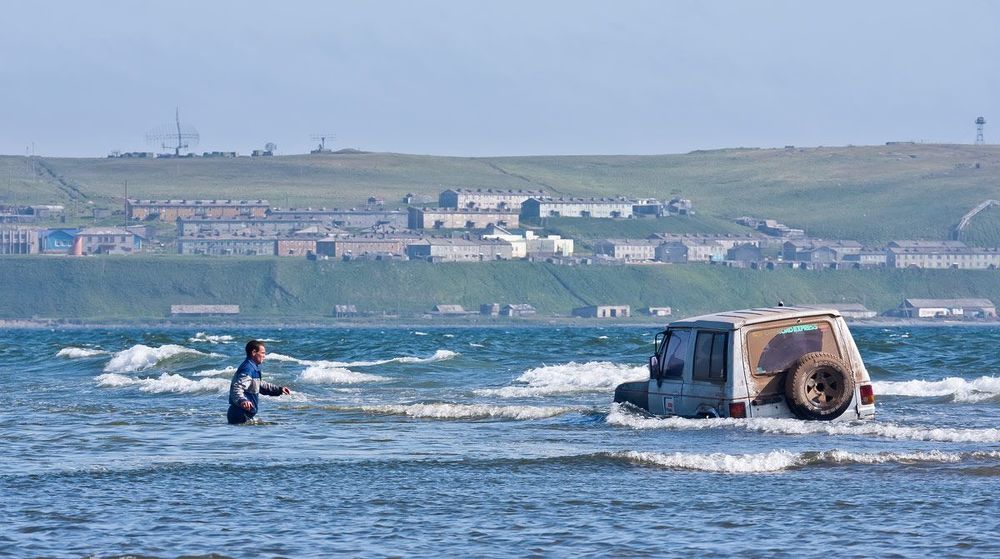 И на море буду сразу кораблём и водолазом