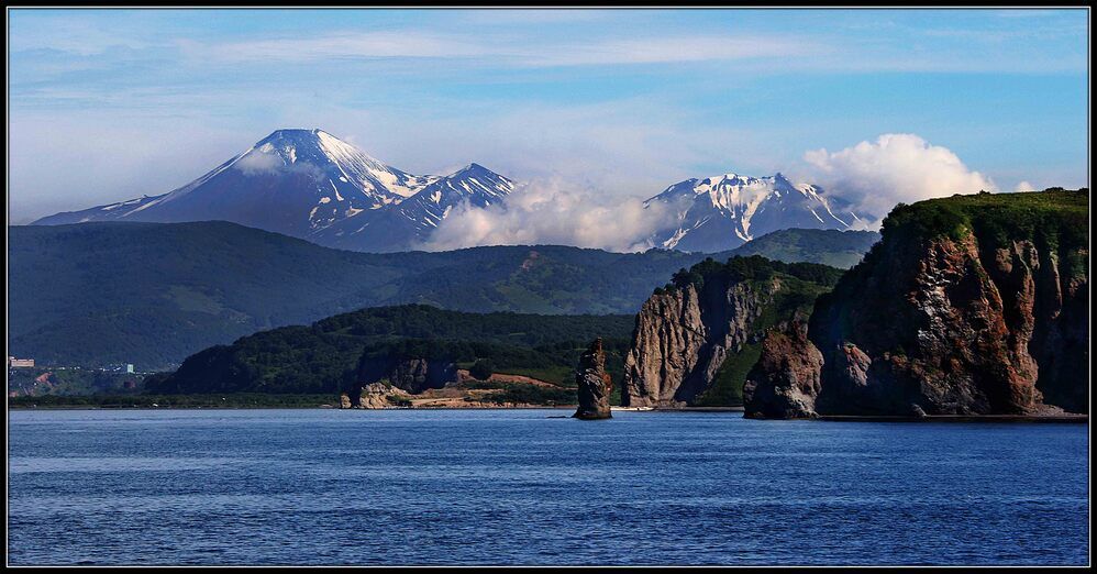 Вулканы Авачинский и Козельский.