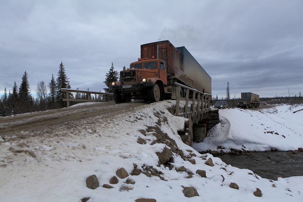 ЭТИКЕТ ДАЛЬНОБОЙЩИКОВ Не любят на трассе угорелых таксистов, малолитражки «без понятий» (это кто не понимает, что грузовик «в подъем» нужно пропустить), тех, кто несется на огромной скорости с выпученными глазами навстречу грузовику — а потом выковыривай обоих из кюветов. Ну, и без уважения смотрят на того, кто промчался мимо, когда помощь нужна. По дороге на Якутск я тоже по глупости слетел с трассы и зарылся по самые зеркала. Откопавшись, зацепил трос… и проголосовал почти четыре с половиной часа в надежде, что кто-нибудь меня выдернет. По дороге в сторону Нимныра я вытащил из снега четыре машины, а меня наши (и это самое обидное!) с 14-м регионом «бородили». Как ни печально, но это не мне одному так не повезло: «дальнобои» в один голос твердят: мало кто с номерами нашего региона останавливается, чтобы помочь. А еще удручает отсутствие мусорных баков на стоянках. Ребята из других районов страны везут мешки со своим «добром» до Якутска, еще и умудряются чужой сор подобрать, особенно возле «шаман-деревьев». Удивляются: — Это же у вас святое место считается, да? А чего ж вы сами возле него отходы-то оставляете? Молчу в ответ. Чем тут оправдаешься? Отчаявшись, решил пойти снять уходящее солнышко над еще не замершей речушкой Медведевкой, радуясь, какая красивая и неповторимая у нас природа. И тут-то боги послали мне помощь: подъехал джип и парень крикнул мне: «Попробуем давай!». Вытащил он меня легко и быстро, спросил, в порядке ли моя машина, и уехал, сверкнув 198 регионом. Спасибо тебе, мил человек, даже не знаю, как тебя зовут, пусть тебе дорога будет прямой и ни одного прокола!