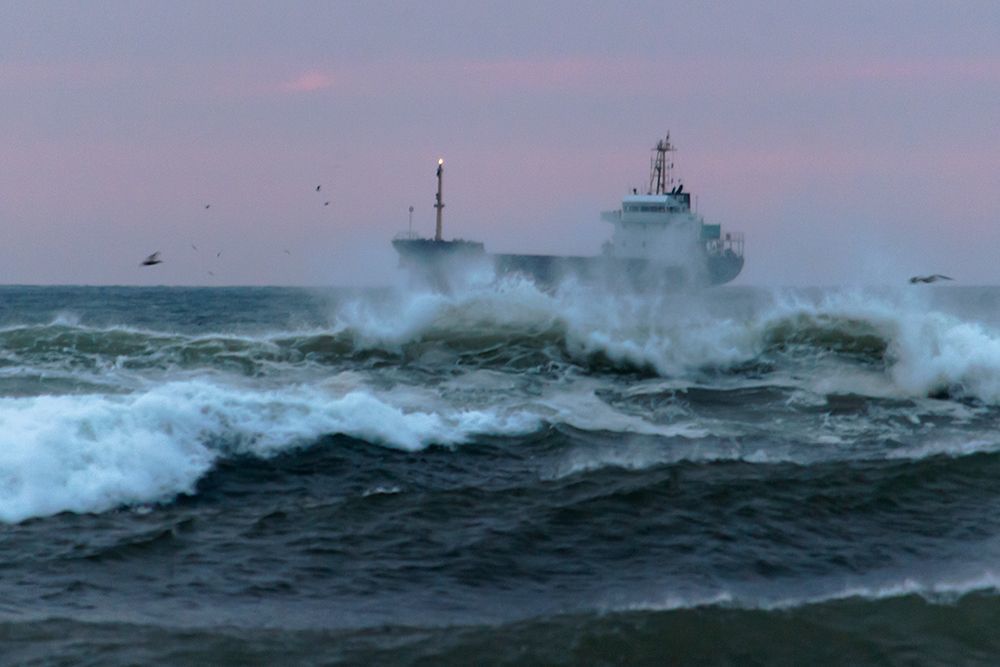 Охотское море волнуется