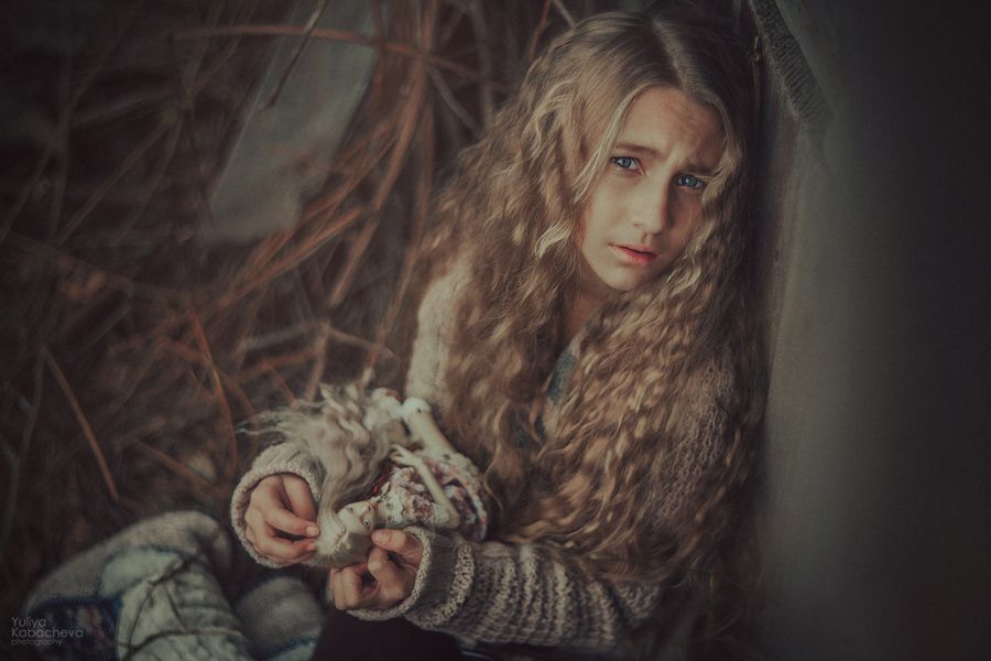 Бывает такое небо , Такая игра лучей , Что сердцу обида куклы Обиды своей жалчей.