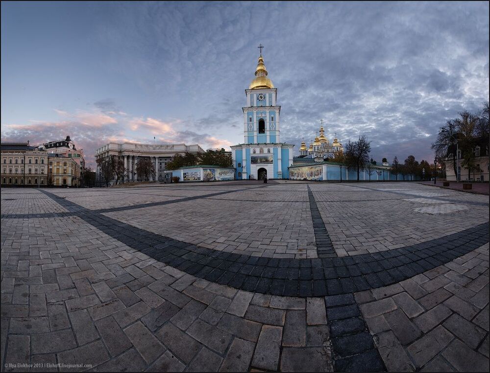 Михайловский монастырь на Михайловской площади.