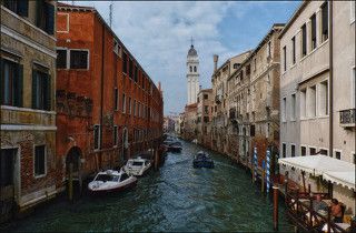 колокольня на самом деле падает...оказывается в Италии помимо Пизанской башни полно падающих башень и колоколен