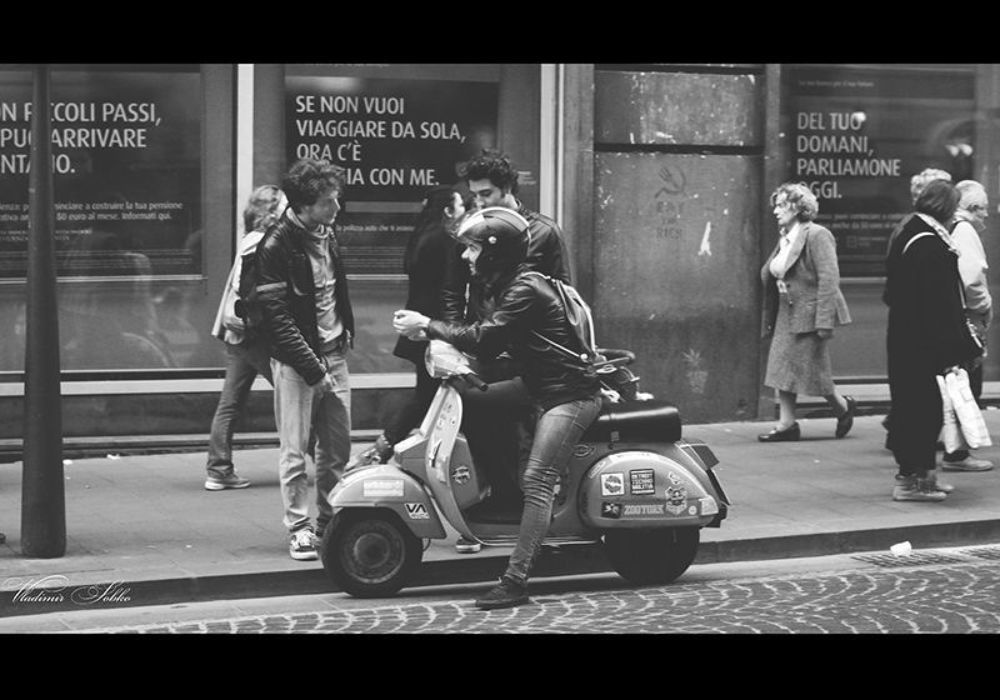Vespa (итал. Vespa &mdash; оса, шершень) &mdash; культовый итальянский мотороллер. Производятся концерном Piaggio с апреля 1946 года до сих пор. Является родоначальником европейской конструкторской школы мотороллеров и первым успешным скутером в мире.