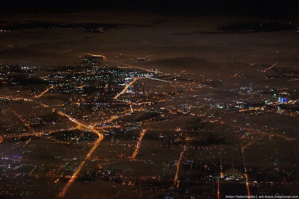Внизу, правее, Юго-Запад Екатеринбурга. Далее центр, видны отражения на акватории городского пруда.