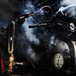 Кочегар должен следить, что бы лоток с углем был всегда полон