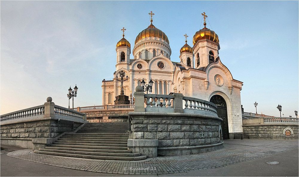 Храм Христа - спасителя в вечерних лучах солнца.