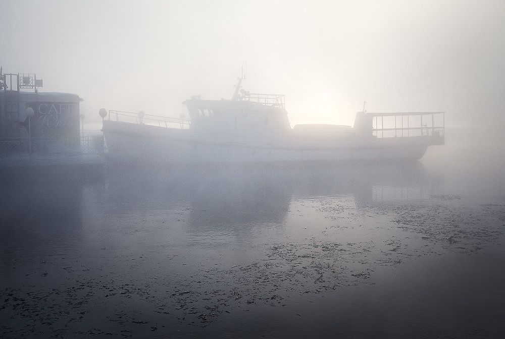 Одним морозно-туманным утром на набережной.