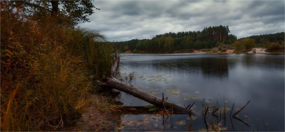 Осенним вечером  на затопленном карьере