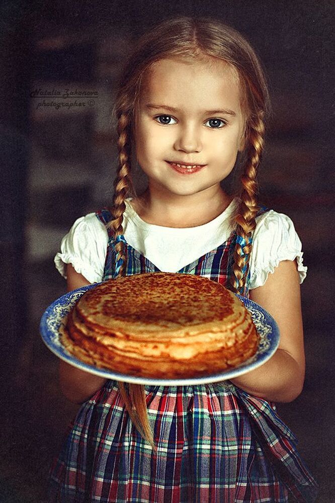 Скоро Масленица! :) Настенька напекла блинчиков! :)