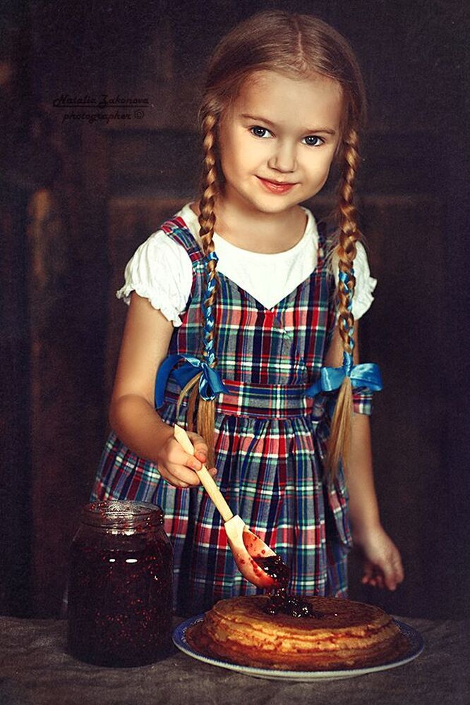 Скоро Масленица! :) Настенька напекла блинчиков! :)