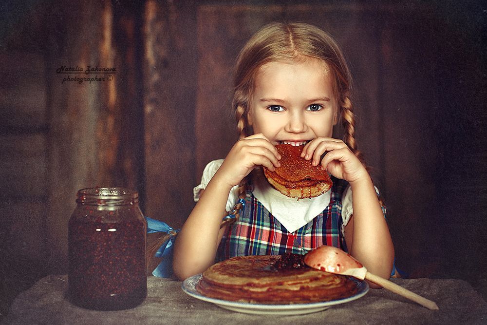 Скоро Масленица! :) Настенька напекла блинчиков! :)