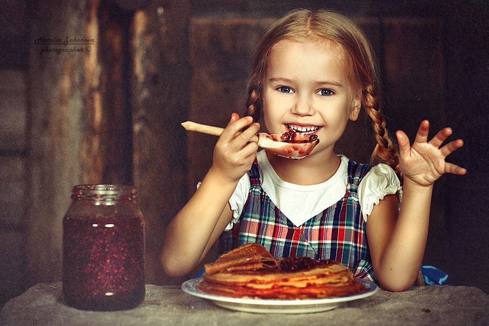 Скоро Масленица! :) Настенька напекла блинчиков! :)